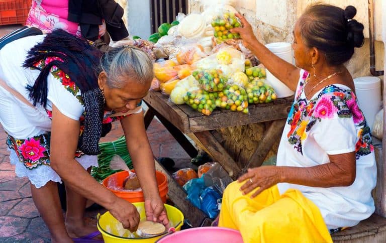 Señoras vendiendo comida en yucatan